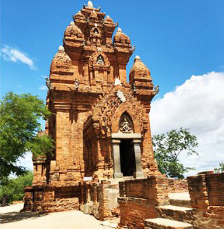 Tháp cổ giữa nắng gió Phan Rang (Ninh Thuận)