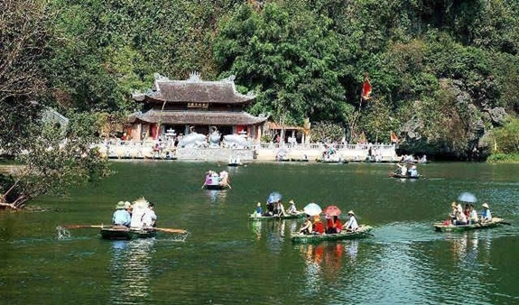 Gần 10.000 du khách tới tham quan Chùa Hương sau một tuần mở cửa