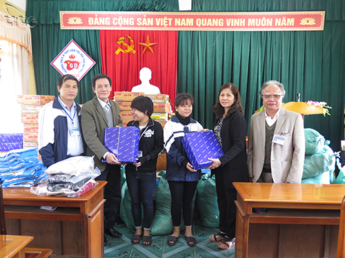 Tổng cục Du lịch thăm hỏi học sinh và thầy cô giáo bị ảnh hưởng lũ lụt ở Hương Khê – Hà Tĩnh