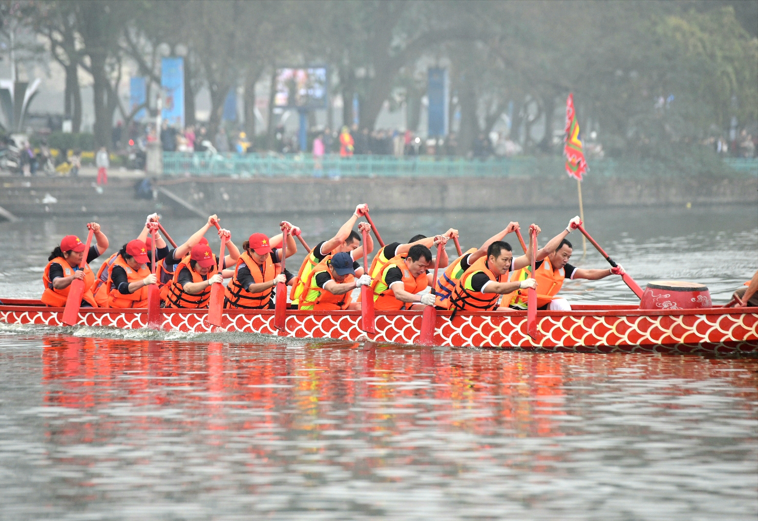 Hà Nội và Vietnam Airlines tổ chức thành công lễ hội bơi chải thuyền rồng đầu tiên tại Hồ Tây